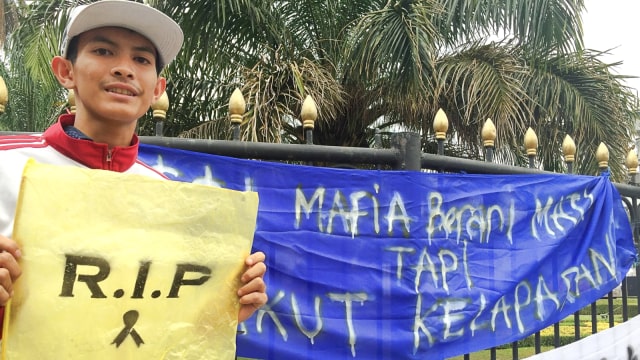 Supporter Persib unjuk rasa tuntut keadilan dari PSSI di depan Gedung Sate, Kota Bandung, Sabtu (13/10/2018). (Foto: Iqbal Tawakal/kumparan)