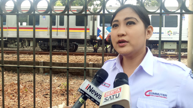 VP Komunikasi PT KCI, Eva Chairunisa di lokasi kereta anjlok, Jalan Tentara Pelajar, Jakarta Pusat, Sabtu (13/10/2018). (Foto: Adhim Mugni M/kumparan)