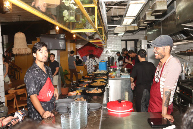 Chicco Jerikho dan Rahung di dapur restorannya (Foto: Munady)
