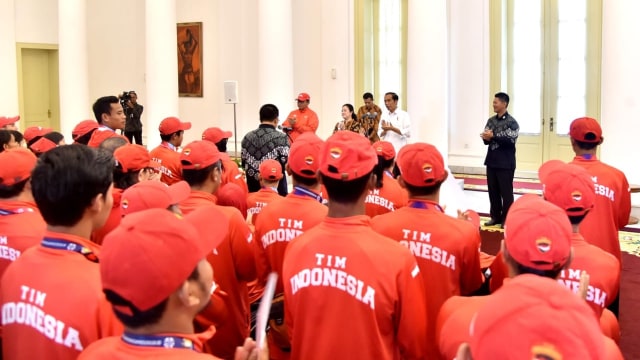 Jokowi memberikan bonus untuk atlet Indonesia di Asian Para Games 2018. (Foto: Dok. Biro Pers Setpres)