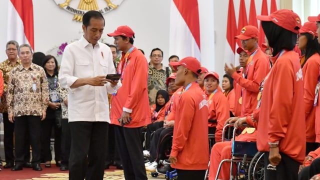 Jokowi memberikan bonus untuk atlet Indonesia di Asian Para Games 2018. (Foto: Dok. Biro Pers Setpres)