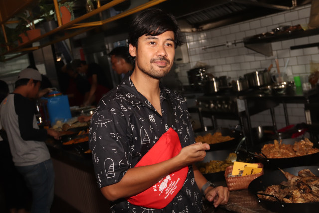 Chicco Jerikho menyiapka makanan di restorannya (Foto: Munady)