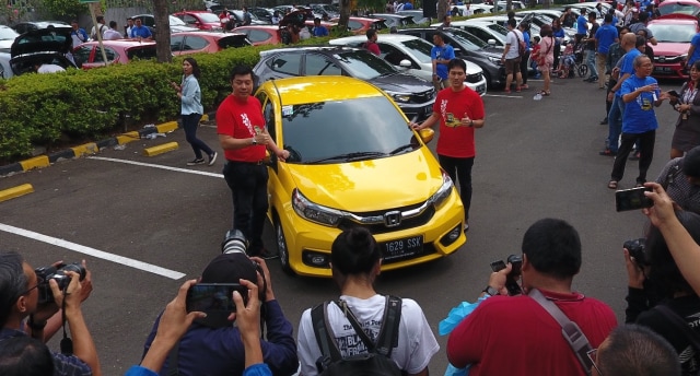 Jonfis & Fandy, Marketing After Sales Service Director PT HPM dan President Director PT HPM Takehiro Watanabe dalam seremoni penyerahan 200 unit perdana all new Honda Brio. (Foto: dok. PT HPM)