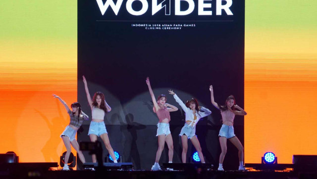 Aksi panggung Kpop girl band AOA di penutupan Asian Para Games 2018.
 (Foto: Irfan Adi Saputra/kumparan)