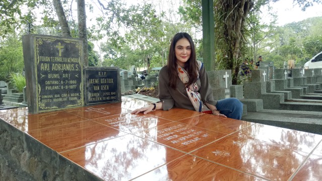 Luna Maya ziarah kubur di pemakaman Suzzanna (Foto: Aria Pradana/kumparan)