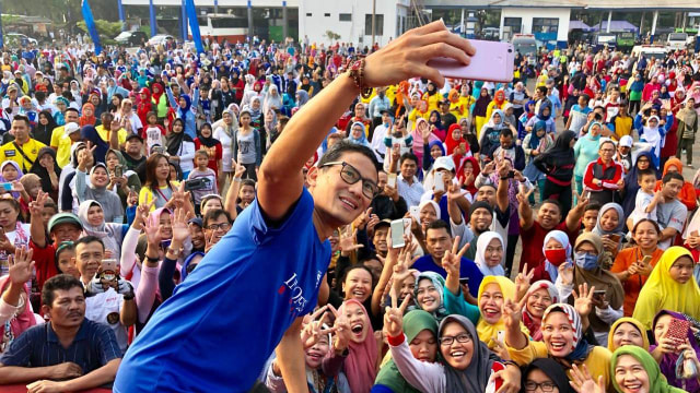 Sandiaga Uno berfoto bersama warga Subang. (Foto: Dok. Tim Sandiaga Uno)