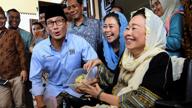 Sandiaga Uno membawa pulang tempe mendoan saat menyambangi kediaman Sinta Nuriyah Wahid, istri almarhum Gus Dur. (Foto:  Antara Foto/Hafidz Mubarak A.)