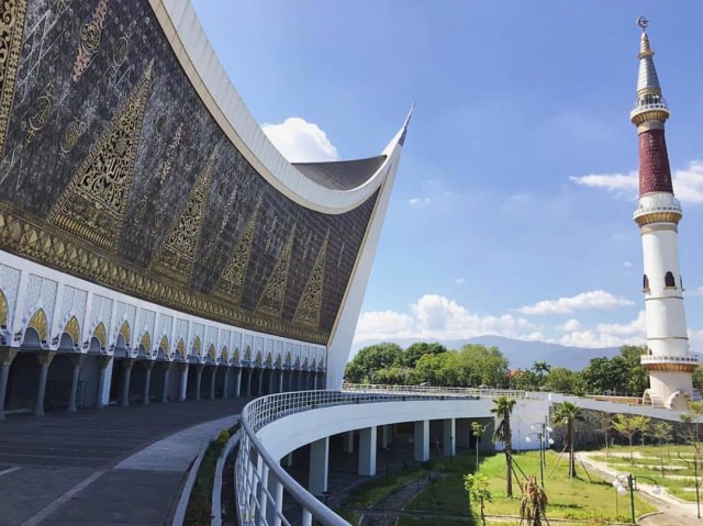 Nampak Depan Masjid Raya Sumatera Barat Foto: Instagram (@culinary_journey2018)