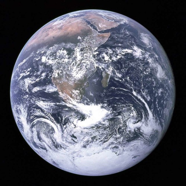 Gambar Bumi (The Blue Marble) diambil oleh astronaut di atas pesawat antariksa misi Apollo 17 pada 1972. (Foto: NASA)