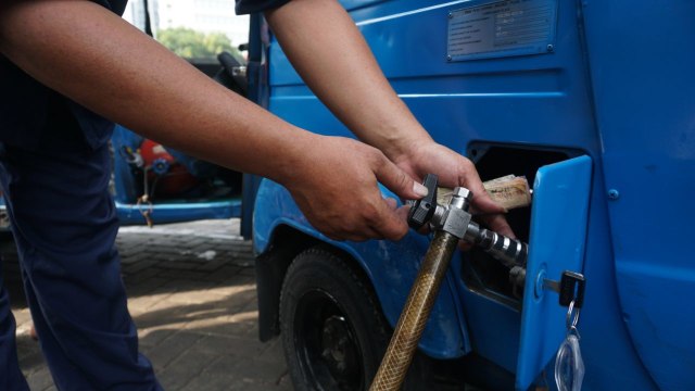 Proses pengisian di Stasiun Pengisian Bahan Bakar Gas (SPBG) milik PGN di Jalan Medan Merdeka Selatan, Jakarta, Senin (15/10). Foto: Nugroho Sejati/kumparan
