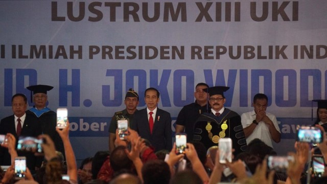 Presiden Joko Widodo memberikan orasi ilmiah pada sidang terbuka senat Universitas Kristen Indonesia di Kampus UKI, Jakarta, Senin (15/10). (Foto: Fanny Kusumawardhani/kumparan)