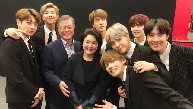 BTS berfoto bersama Moon Jae In dan istrinya, Kim Jung Sook. (Foto: Twitter/@TheBlueHouseEng)