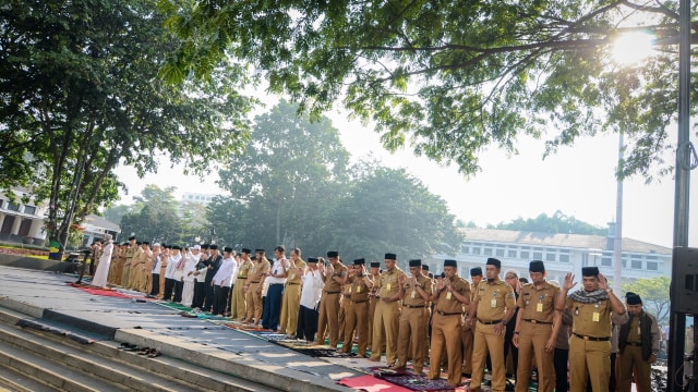 Sejumlah PNS Pemkot Bandung melaksanakan Salat Istisqa (salat minta hujan) di Plaza Balai Kota, Bandung, Jawa Barat, Senin (15/10/2018). (Foto: ANTARA FOTO/Raisan Al Farisi)