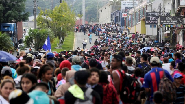 Para imigran berjalan menuju Amerika Serikat. Foto: REUTERS/ Jorge Cabrera