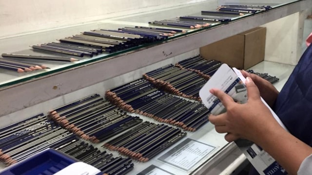 Proses packing pensil warna Faber Castell di Pabrik Faber Castell Indonesia. (Foto: Elsa Toruan/kumparan)