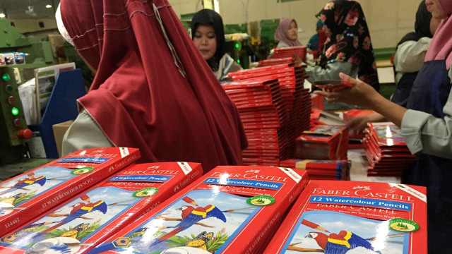 Proses packing pensil warna Faber Castell di Pabrik Faber Castell Indonesia. (Foto: Elsa Toruan/kumparan)