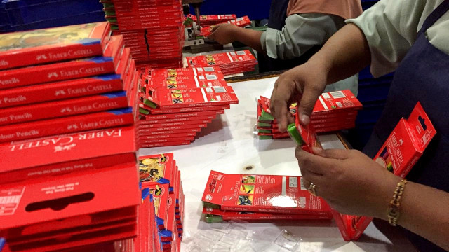 Proses packing pensil warna Faber Castell di Pabrik Faber Castell Indonesia. (Foto: Elsa Toruan/kumparan)