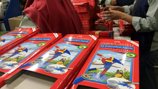 Proses packing pensil warna Faber Castell di Pabrik Faber Castell Indonesia. (Foto: Elsa Toruan/kumparan)