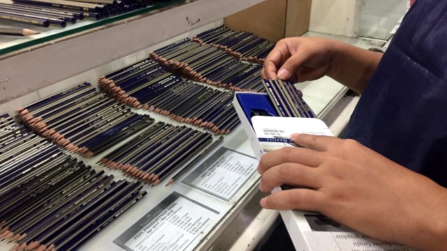 Proses packing pensil warna Faber Castell di Pabrik Faber Castell Indonesia. (Foto: Elsa Toruan/kumparan)