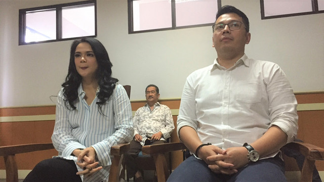 Shezy Idris dan suaminya, Krishna Adhyata Pratama, di Pengadilan Agama Jakarta Barat. Foto: Giovanni/kumparan.