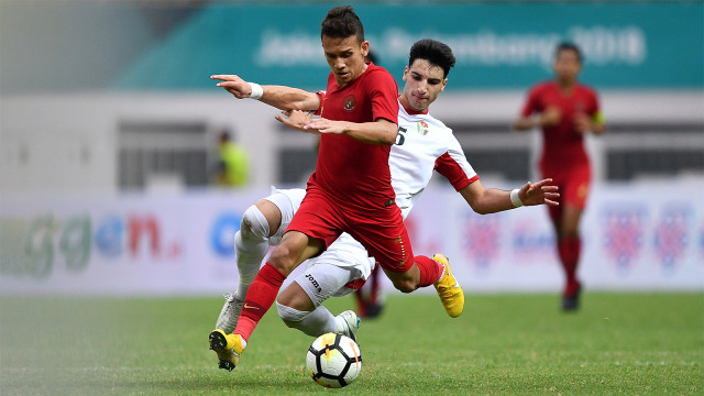 Pesepak bola Timnas Indonesia U19 Egy Maulana Vikri (kiri) menggiring bola dihadang pesepak bola Timnas Yordania U19. (Foto: ANTARA FOTO/Sigid Kurniawan)