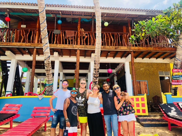 Gina Lyons dan Mark Lee di Depan Lucky Beach Tangalle (Foto: Instagram (@ginalyonstv))