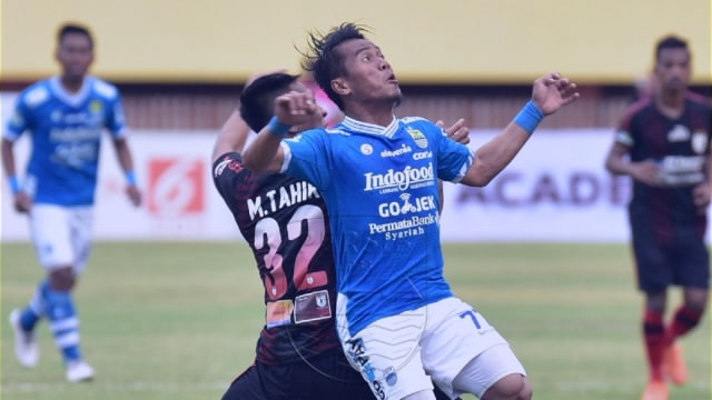 Pemain Persipura dan Persib berduel. (Foto: Dok. Media Persib)