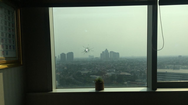 Kaca yang tertembak di gedung DPR di ruang 1601, ruangan dari Wenny Warouw Dapil Sulawesi Utara Fraksi Gerindra. (Foto: Dok. Istimewa)