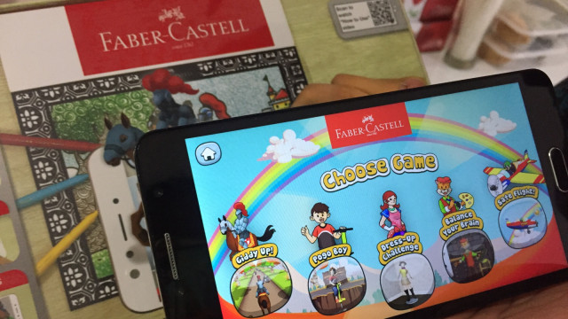 Buku dan aplikasi mewarnai yang saling terhubung dari Faber Castell. (Foto: Elsa Toruan/kumparan)