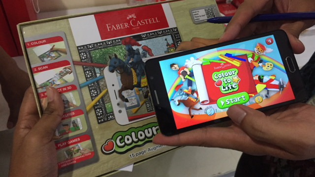 Buku dan aplikasi mewarnai yang saling terhubung dari Faber Castell. (Foto: Elsa Toruan/kumparan)
