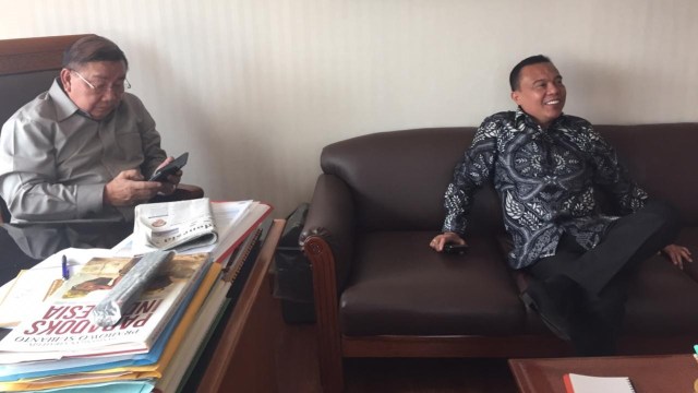 Wenny Warouw Dapil Sulawesi Utara Fraksi Gerindra (kiri), Sufmi Dasco di lokasi penembakan di DPR. (Foto: istimewa)
