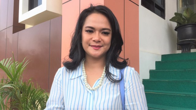 Pesinetron Shezy Idris usai jalani sidang cerai di Pengadilan Agama Jakarta Barat.
 Foto: Giovanni/kumparan.