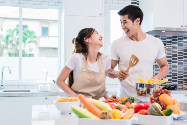 Ilustrasi suami dan istri memasak bersama (Foto: Shutter Stock)