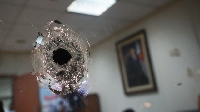 Kaca yang tertembak di ruangan anggota DPR RI Wenny Warouw di lt 16 komplek DPR RI, Jakarta, Senin (15/10/2018). (Foto: Fanny Kusumawardhani/kumparan)