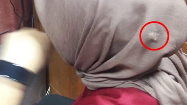Pegawai DPR di lantai 13 ruang Bambang Heri Purnama tertembak di bagian kerudung. (Foto: Dok. Istimewa)