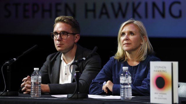 Buku terakhir Stephen Hawking menjawab pertanyaan-pertanyaan besar. (Foto: dok. AFP)