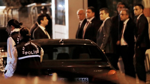 Ahli forensik polisi Turki tiba di konsulat Arab Saudi di Istanbul, Turki. (Foto: REUTERS / Murad Sezer)
