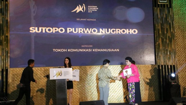 Kepala Pusat Data, Informasi dan Humas BNPB Sutopo Purwo Nugroho raih penghargaaan Tokoh Komunikasi Kemanusiaan. (Foto: dok. sutopo)