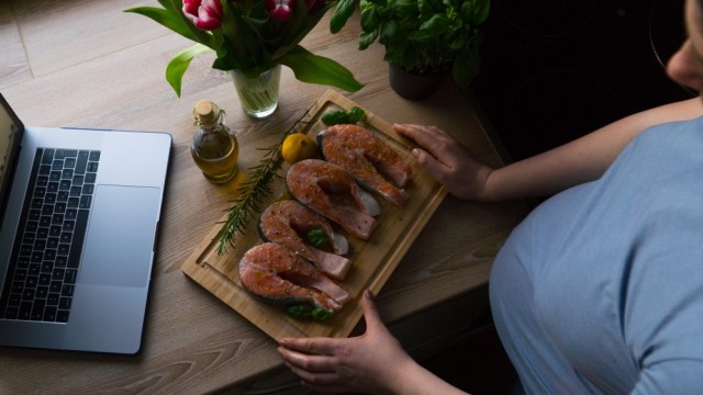 Ilustrasi ibu hamil makan ikan Foto: Shutter Stock