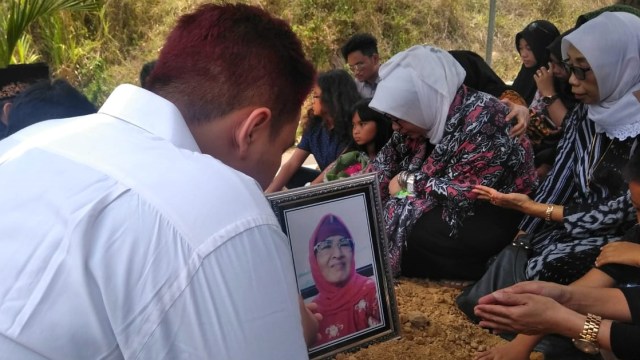 Suasana pemakaman Ibunda Roro Fitria. (Foto: Arfiansyah Panji Purnandaru/Kumparan)