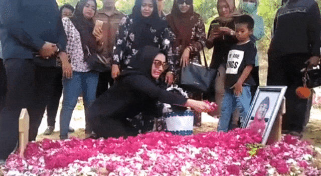 Roro Fitria di makam sang ibu (Foto: Arfiansyah Panji Purnandaru/Kumparan)