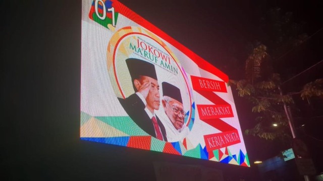 Videotron Jokowi-Ma'ruf yang diduga langgar kampanye. (Foto: Dok. Sahroni)