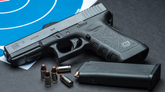 Ilustrasi pistol. Foto: Shutter Stock