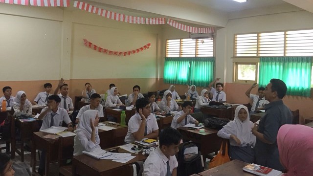 Beberapa siswa SMAN 87 dipilih oleh petugas Bawaslu untuk dimintai keterangan terkait kejadian Guru Anti-Jokowi. (Foto: Ferry Fadhlurrahman/kumparan)
