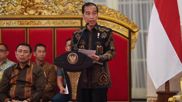 Presiden Joko Widodo menyampaikan paparan pendahuluan ketika memimpin sidang kabinet paripurna di Istana Negara. (Foto: ANTARA FOTO/Wahyu Putro A)