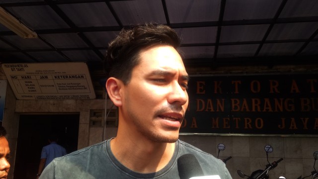 Darius Sinathrya di Polda Metro Jaya. (Foto: Ainul Qalbi/kumparan)