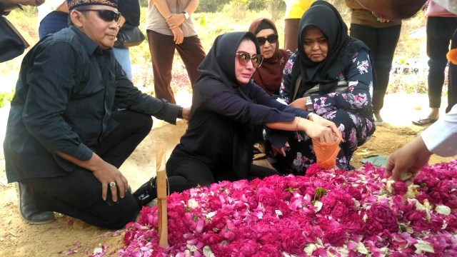 Roro Fitria di makam sang ibu. (Foto: Arfiansyah Panji Purnandaru/kumparan)
