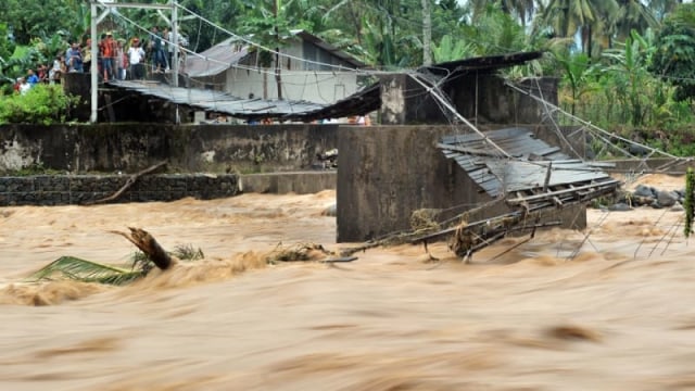 Jembatan Putus Akibat Banjir, 1.600 Warga di Pasaman Barat Terisolasi