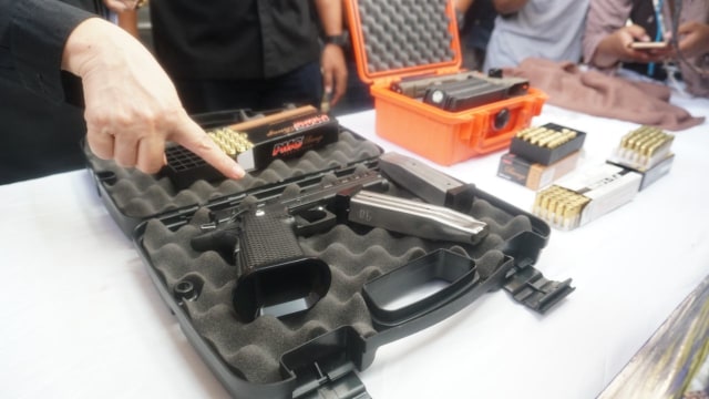 Polisi menunjukan barang bukti senjata api pada rilis kasus pengungkapan peluru nyasar Gedung DPR RI di Polda Metro Jaya, Jakarta, Selasa (16/10). (Foto: Nugroho Sejati/kumparan)