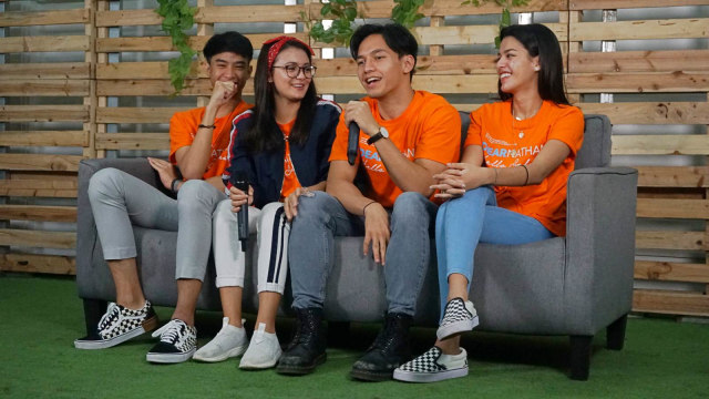Pemain film 'Dear Nathan: Hello Salma', Devano Danendra, Amanda Rawless, Jefri Nichol, Susan Sameh saat wawancara di Kumparan. (Foto: Eny Immanuella Gloria)